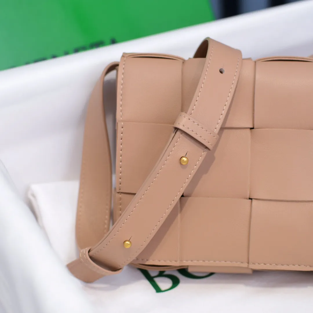 Batch 1420 Real shots 👇BV Cassette’s trendy design is earth-shakingly beautiful. The handsome style with flamboyant personality has completely changed the dull style of the past. Beauty is a topic that women can never refuse. Walking on the streets of Milan, you can see her figure everywhere. It is called tofu bag, original sheepskin: the key point is that both men and women can control it, and has become a big celebrity in the fashion circle. Size 23*15*5 [6687#] Nude Pink